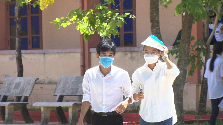 Thí sinh phấn khởi rời phòng thi vì làm tốt bài thi.