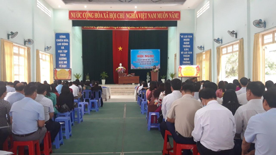 Hàng trăm thầy, cô giáo của 10 huyện, thành phố tham dự Hội nghị. Hàng trăm thầy, cô giáo của 10 huyện, thành phố tham dự Hội nghị.