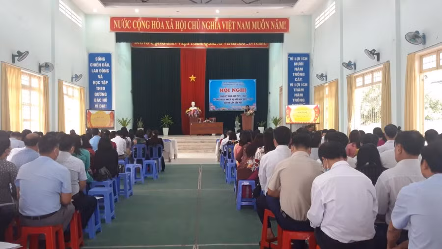 Hàng trăm thầy, cô giáo của 10 huyện, thành phố tham dự Hội nghị.