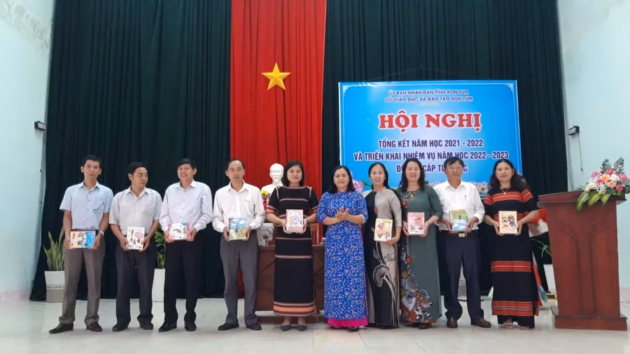 9 Phòng GD&ĐT các huyện được trao tặng 13.500 cuốn vở trắng.