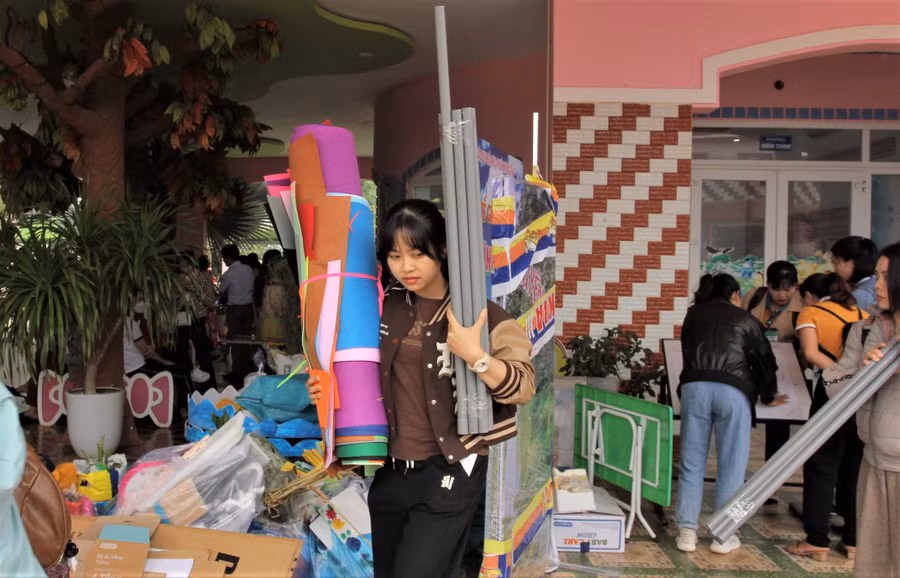 Giáo viên mang nguyên vật liệu làm đồ dùng, đồ chơi đến tham dự Hội thi.