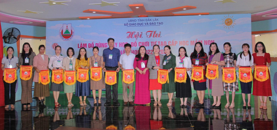 Ban tổ chức trao Cờ lưu niệm cho 16 đơn vị tham gia Hội thi. Ban tổ chức trao Cờ lưu niệm cho 16 đơn vị tham gia Hội thi.