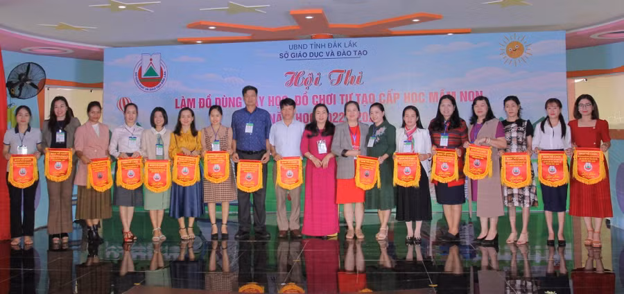 Ban tổ chức trao Cờ lưu niệm cho 16 đơn vị tham gia Hội thi.