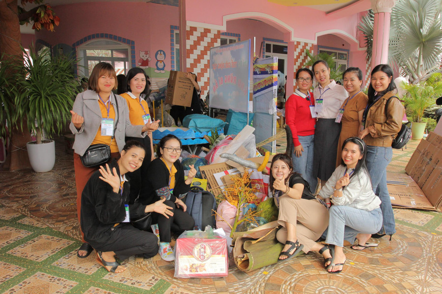 Đội thi của Phòng GD&ĐT huyện Krông Pắc tập kết nguyên vật liệu tại điểm thi. Đội thi của Phòng GD&ĐT huyện Krông Pắc tập kết nguyên vật liệu tại điểm thi.