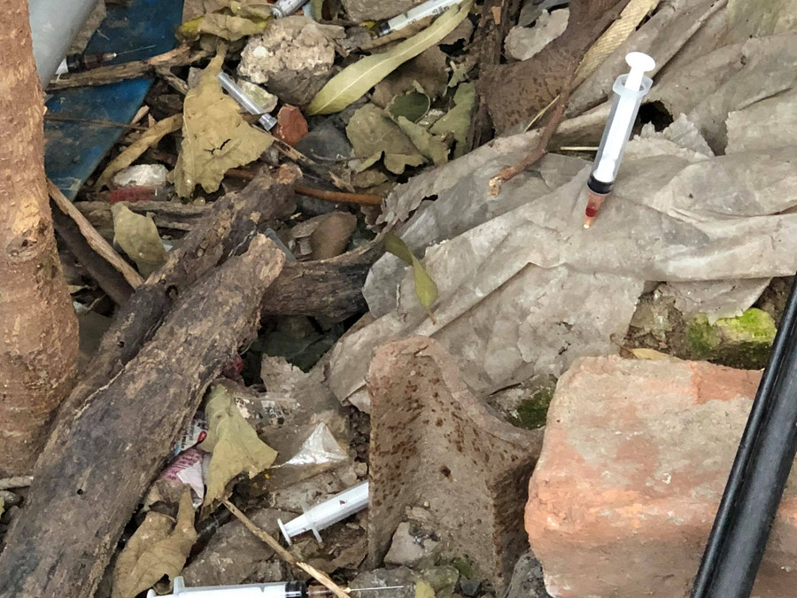 Tại đây còn nhiều kim tiêm vẫn còn nguyên máu tươi.