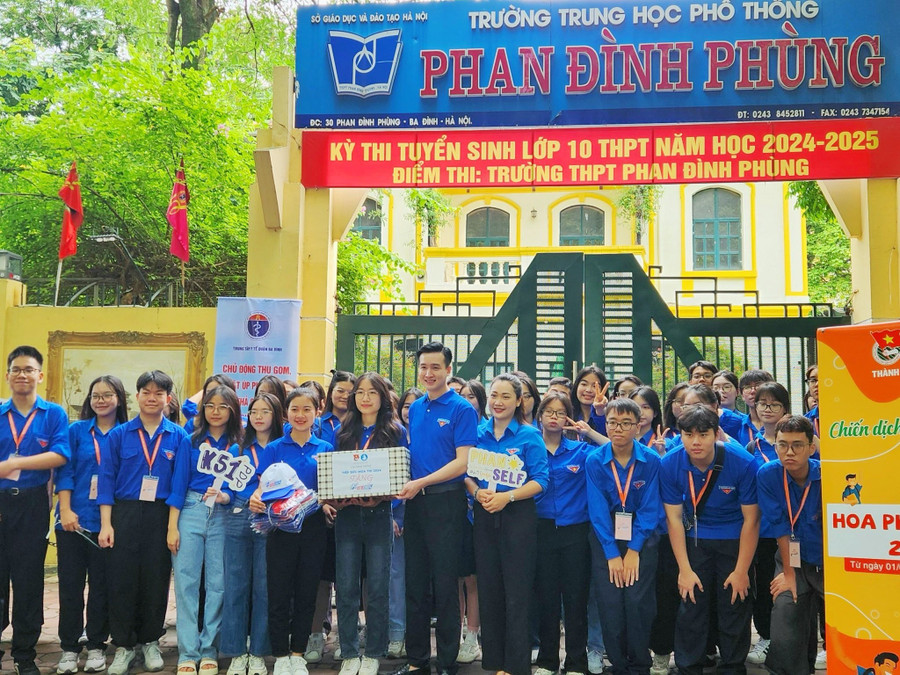 Chương trình “Tiếp sức mùa thi” năm nay Thành đoàn - Hội Sinh viên thành phố Hà Nội căn cứ chỉ đạo của Trung ương Hội Sinh viên Việt Nam, UBND Thành phố, đã xây dựng kế hoạch triển khai bám sát tình hình thực tế, đảm bảo thiết thực, an toàn, hiệu quả. Chương trình “Tiếp sức mùa thi” năm nay Thành đoàn - Hội Sinh viên thành phố Hà Nội căn cứ chỉ đạo của Trung ương Hội Sinh viên Việt Nam, UBND Thành phố, đã xây dựng kế hoạch triển khai bám sát tình hình thực tế, đảm bảo thiết thực, an toàn, hiệu quả.