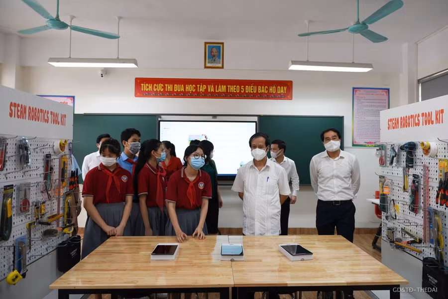 Bộ trưởng trò chuyện với học sinh trường THPT số 1 Kim Tân, Tp. Lào Cai.