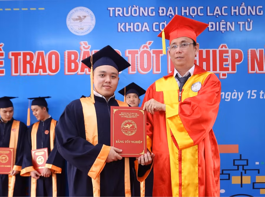TS Lâm Thành Hiển (phải) trao bằng tốt nghiệp cho SV.