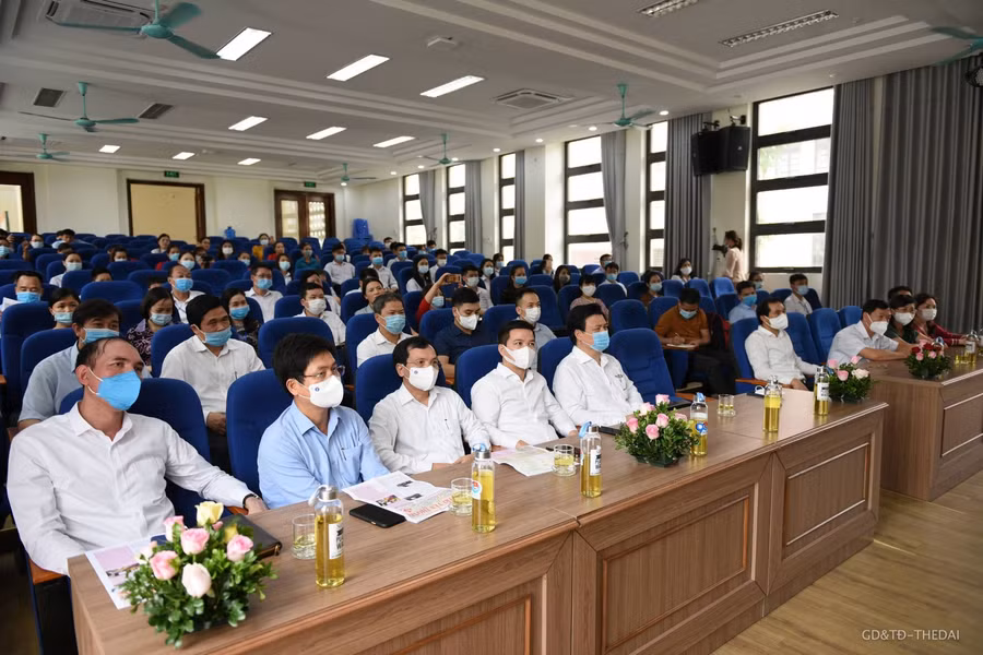 Các đại biểu dự buổi làm việc trong sáng ngày 11/6.