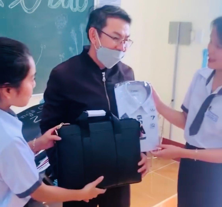 Những món quà hết sức ý nghĩa mà học trò dành tặng cho thầy giáo chủ nhiệm (ảnh cắt từ clip). Những món quà hết sức ý nghĩa mà học trò dành tặng cho thầy giáo chủ nhiệm (ảnh cắt từ clip).