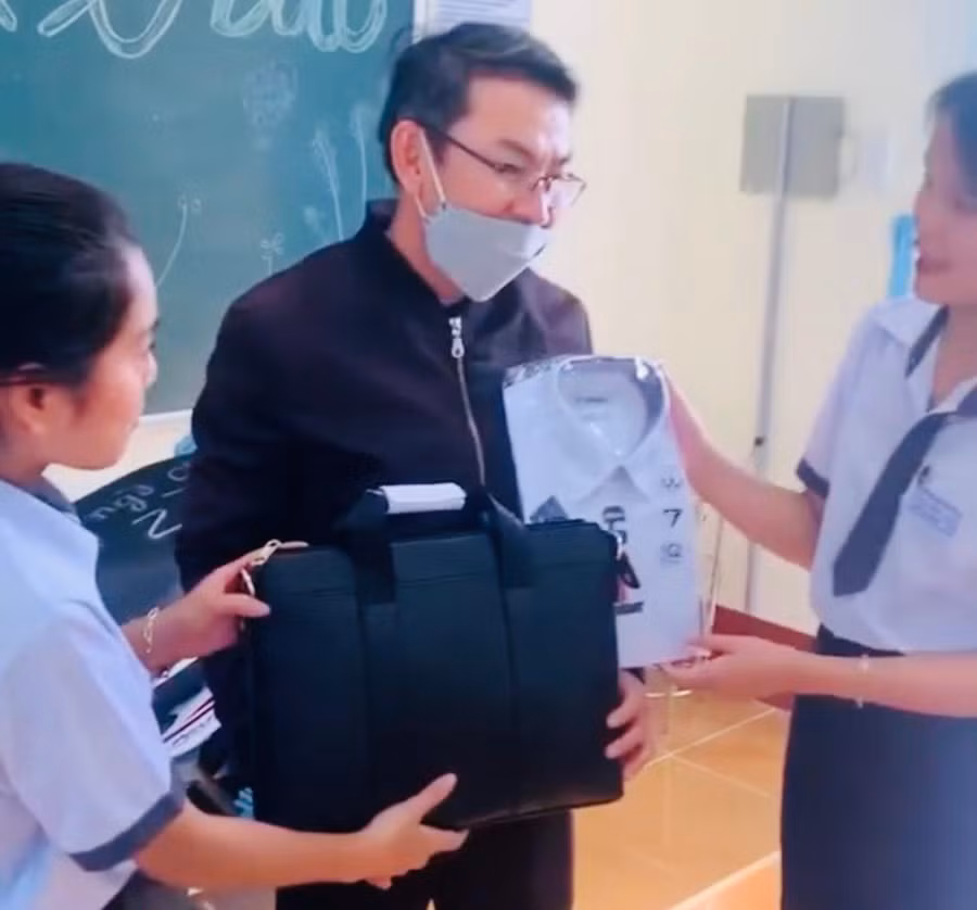 Những món quà hết sức ý nghĩa mà học trò dành tặng cho thầy giáo chủ nhiệm (ảnh cắt từ clip).