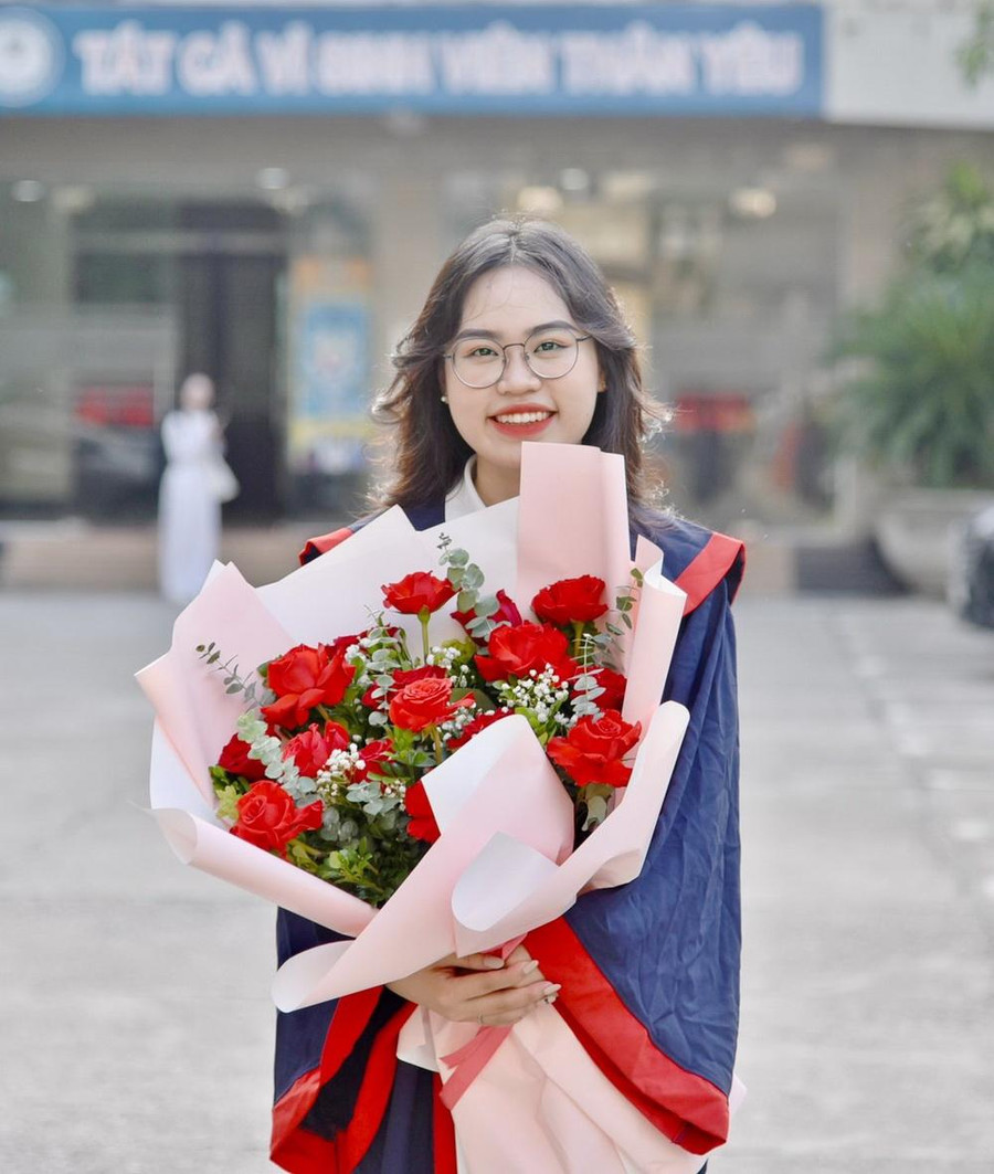 Tân thủ khoa Học viện Tài chính trong ngày nhận bằng tốt nghiệp