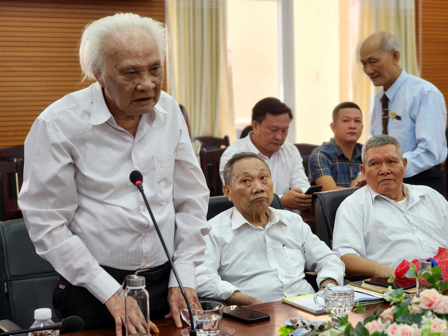 Nhà giáo Lê Hữu Chỉnh ôn lại kỷ niệm một thời gian khổ nhưng hào hùng. (Ảnh: Thành Tâm) Nhà giáo Lê Hữu Chỉnh ôn lại kỷ niệm một thời gian khổ nhưng hào hùng. (Ảnh: Thành Tâm)