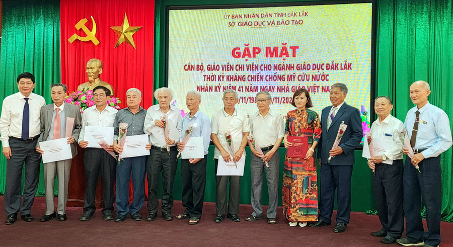 Giám đốc Trung tâm Lưu trữ quốc gia III, trao tặng hồ sơ, kỷ vật của cán bộ, nhà giáo đi B. (Ảnh: Thành Tâm) Giám đốc Trung tâm Lưu trữ quốc gia III, trao tặng hồ sơ, kỷ vật của cán bộ, nhà giáo đi B. (Ảnh: Thành Tâm)