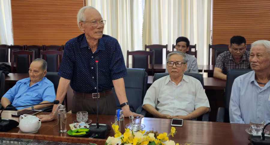 Ông Châu Khắc Chương, nguyên Trưởng ban Tuyên giáo Tỉnh ủy Đắk Lắk ôn lại kỷ niệm một thời cầm súng, cầm bút ở khu căn cứ H9. (Ảnh: Thành Tâm)