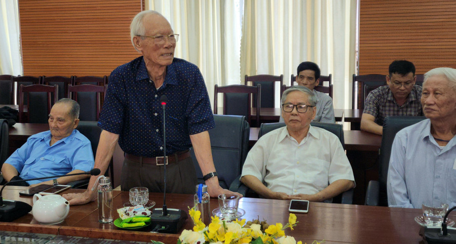 Ông Châu Khắc Chương, nguyên Trưởng ban Tuyên giáo Tỉnh ủy Đắk Lắk ôn lại kỷ niệm một thời cầm súng, cầm bút ở khu căn cứ H9. (Ảnh: Thành Tâm) Ông Châu Khắc Chương, nguyên Trưởng ban Tuyên giáo Tỉnh ủy Đắk Lắk ôn lại kỷ niệm một thời cầm súng, cầm bút ở khu căn cứ H9. (Ảnh: Thành Tâm)