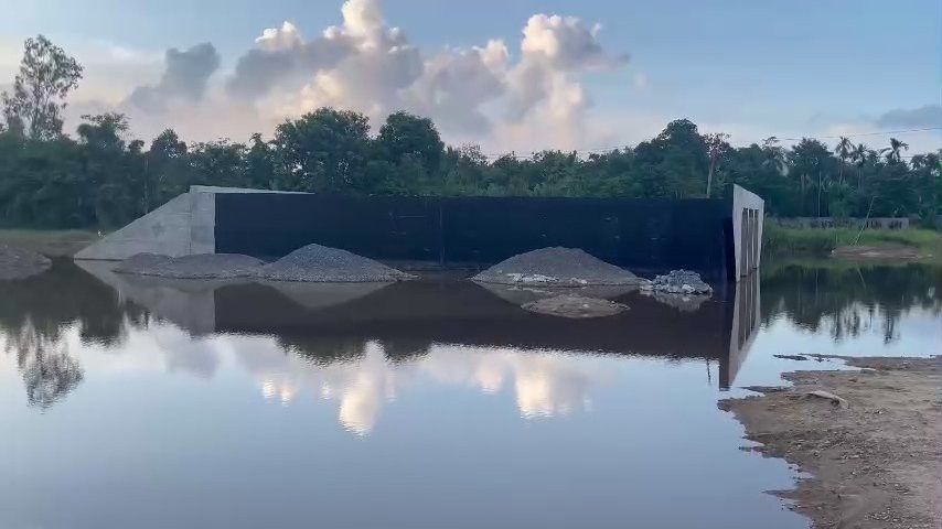 Khu vực công trình đang thi công ngập nước, nhưng không có rào chắn.