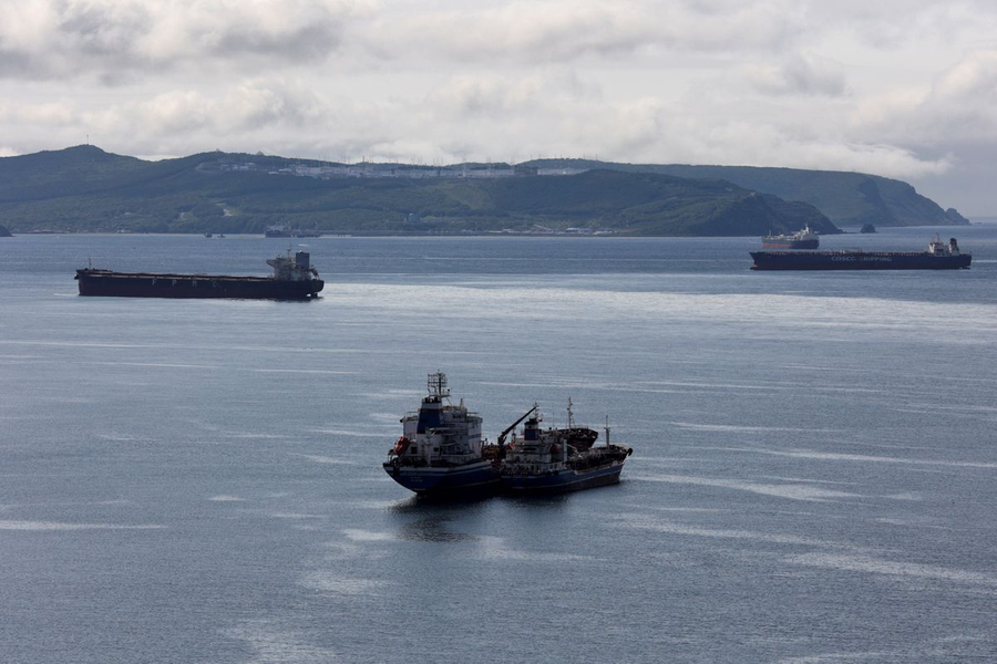 Các tàu chở dầu ở vịnh Nakhodka, bên ngoài thành phố cảng Nakhodka, Nga, vào ngày 13/6. Ảnh: Reuters. Các tàu chở dầu ở vịnh Nakhodka, bên ngoài thành phố cảng Nakhodka, Nga, vào ngày 13/6. Ảnh: Reuters.