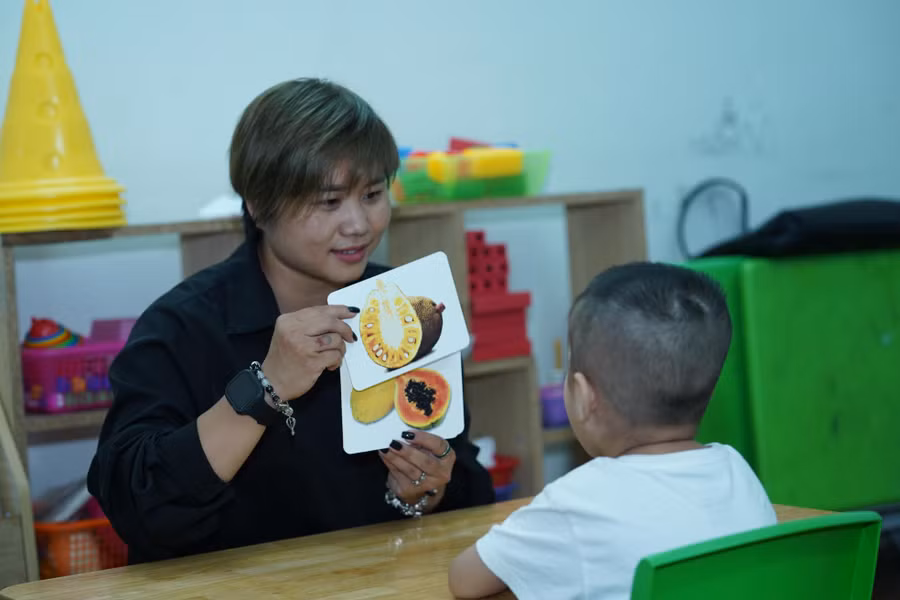 Cô Nguyễn Thị Phương dạy học cho trẻ tự kỷ.