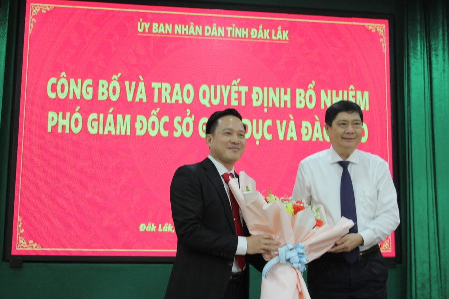 Ông Phạm Đăng Khoa, Giám đốc Sở GD&ĐT tặng hoa chúc mừng tân Phó Giám đốc Sở. (Ảnh: TT) Ông Phạm Đăng Khoa, Giám đốc Sở GD&ĐT tặng hoa chúc mừng tân Phó Giám đốc Sở. (Ảnh: TT)