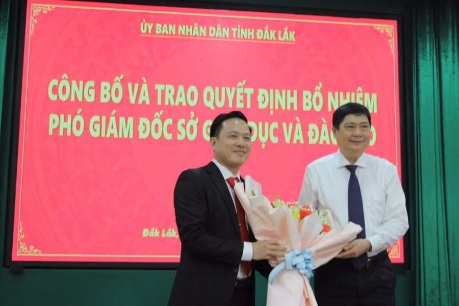 Ông Phạm Đăng Khoa, Giám đốc Sở GD&ĐT tặng hoa chúc mừng tân Phó Giám đốc Sở. (Ảnh: TT)