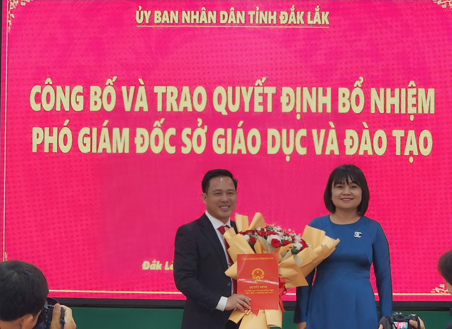 Phó Chủ tịch UBND tỉnh H’ Yim Kđoh trao quyết định bổ nhiệm Phó Giám đốc Sở GD&ĐT cho ông Lưu Tiến Quang. (Ảnh: TT) Phó Chủ tịch UBND tỉnh H’ Yim Kđoh trao quyết định bổ nhiệm Phó Giám đốc Sở GD&ĐT cho ông Lưu Tiến Quang. (Ảnh: TT)