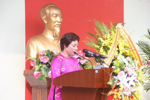Cô Lê Thị Oanh đọc diễn văn khai giảng năm học mới 2018-2019 Cô Lê Thị Oanh đọc diễn văn khai giảng năm học mới 2018-2019