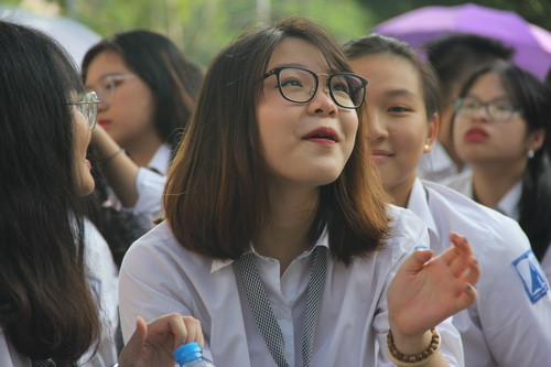 Hào hứng với khi gặp bạn bè trong ngày khai trường Hào hứng với khi gặp bạn bè trong ngày khai trường