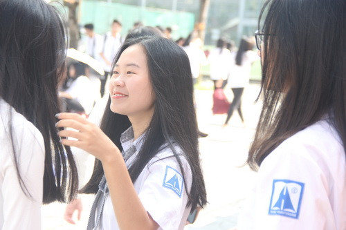 Râm ran chuyện trò khi gặp lại bạn sau 3 tháng nghỉ hè Râm ran chuyện trò khi gặp lại bạn sau 3 tháng nghỉ hè