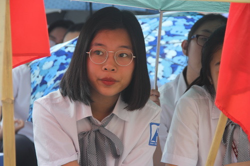Học sinh chăm chú lắng nghe bài phát biểu của cô Hiệu trưởng Lê Thị Oanh Học sinh chăm chú lắng nghe bài phát biểu của cô Hiệu trưởng Lê Thị Oanh
