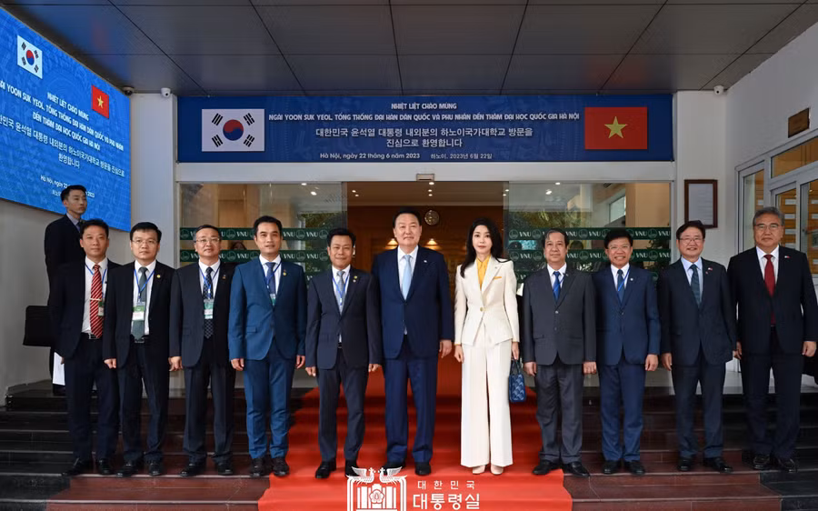 Tổng thống Hàn Quốc Yoon Suk Yeol, Bộ trưởng Bộ GD&ĐT Nguyễn Kim Sơn, Giám đốc ĐHQGHN Lê Quân và các quan khách.