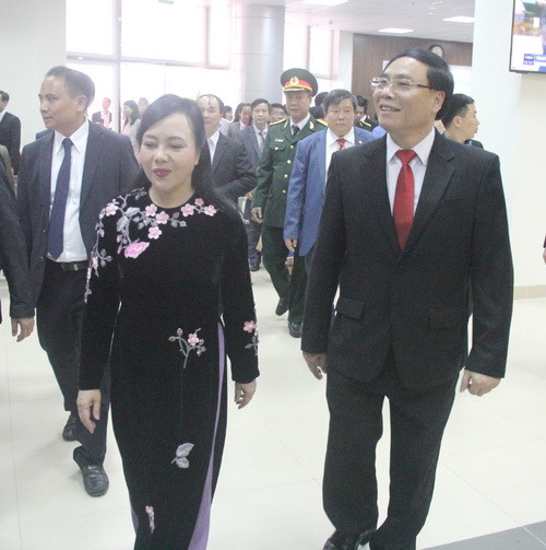 Bộ trưởng Nguyễn Thị Kim Tiến, PGS Đậu Xuân Cảnh và các đại biểu thăm quan công trình Bệnh viện Tuệ Tĩnh