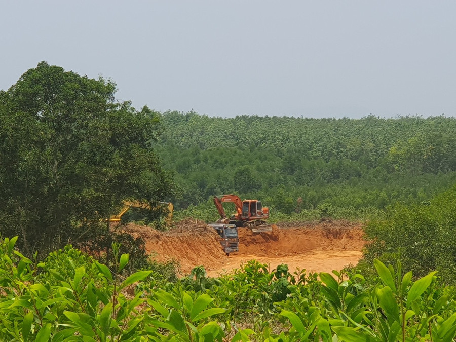 Hoạt động khai thác đất diễn ra rầm rộ, nhưng chính quyền không biết? Hoạt động khai thác đất diễn ra rầm rộ, nhưng chính quyền không biết?