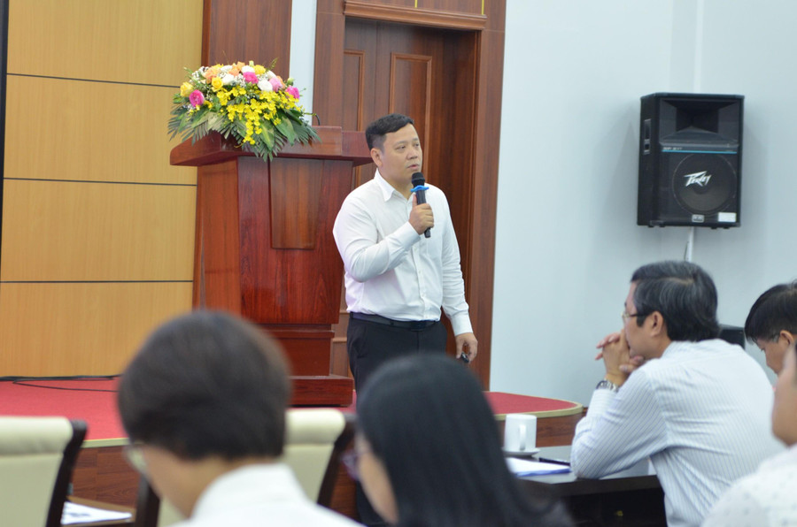 Viện trưởng Lê Anh Vinh trình bày báo cáo