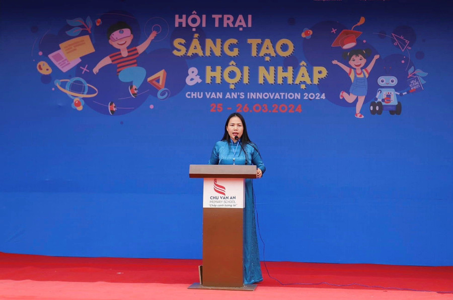 Cô Nguyễn Thị Hoa, Phó Hiệu trưởng Trường Tiểu học Chu Văn An chia sẻ: “Hội trại là sự kiện được Hệ thống giáo dục Chu Văn An tổ chức định kì với nhiều hoạt động ý nghĩa. Qua đó, giúp các con hiểu hơn về văn hóa các châu lục trên thế giới, đồng thời thể hiện năng lực tư duy, sự sáng tạo, tinh thần đoàn kết cùng khả năng lĩnh xướng, đi đầu của học sinh trường Chu Văn An”. Cô Nguyễn Thị Hoa, Phó Hiệu trưởng Trường Tiểu học Chu Văn An chia sẻ: “Hội trại là sự kiện được Hệ thống giáo dục Chu Văn An tổ chức định kì với nhiều hoạt động ý nghĩa. Qua đó, giúp các con hiểu hơn về văn hóa các châu lục trên thế giới, đồng thời thể hiện năng lực tư duy, sự sáng tạo, tinh thần đoàn kết cùng khả năng lĩnh xướng, đi đầu của học sinh trường Chu Văn An”.
