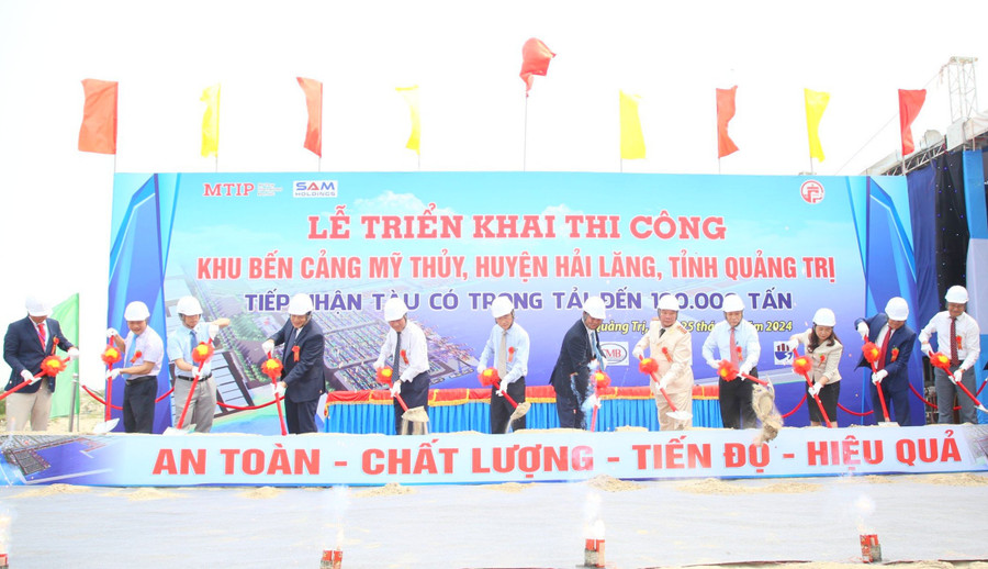 Lễ triển khai thi công cảng Mỹ Thủy được thực hiện sau nhiều năm khởi công dự án rồi &quot;nằm im&quot;.
