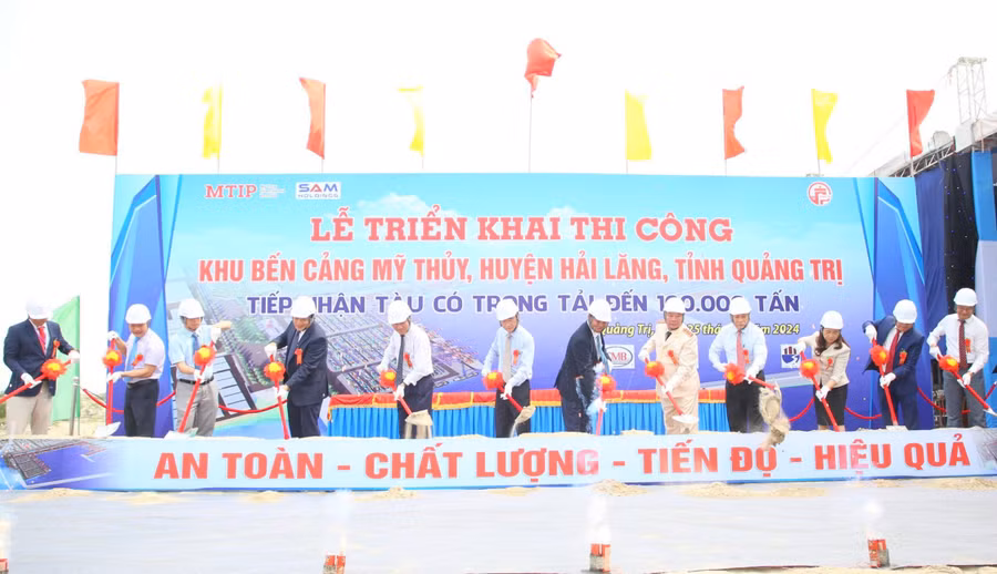 Lễ triển khai thi công cảng Mỹ Thủy được thực hiện sau nhiều năm khởi công dự án rồi "nằm im".