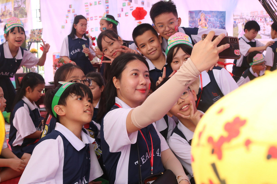 Chương trình hội trại năm nay là công sức chuẩn bị chu đáo của thầy cô giáo với mong muốn học sinh cảm nhận được niềm vui và có thêm những kỉ niệm thật đẹp. Học sinh của Trường Chu Văn An đều hào hứng, vui vẻ tham gia hội trại. Chương trình hội trại năm nay là công sức chuẩn bị chu đáo của thầy cô giáo với mong muốn học sinh cảm nhận được niềm vui và có thêm những kỉ niệm thật đẹp. Học sinh của Trường Chu Văn An đều hào hứng, vui vẻ tham gia hội trại.