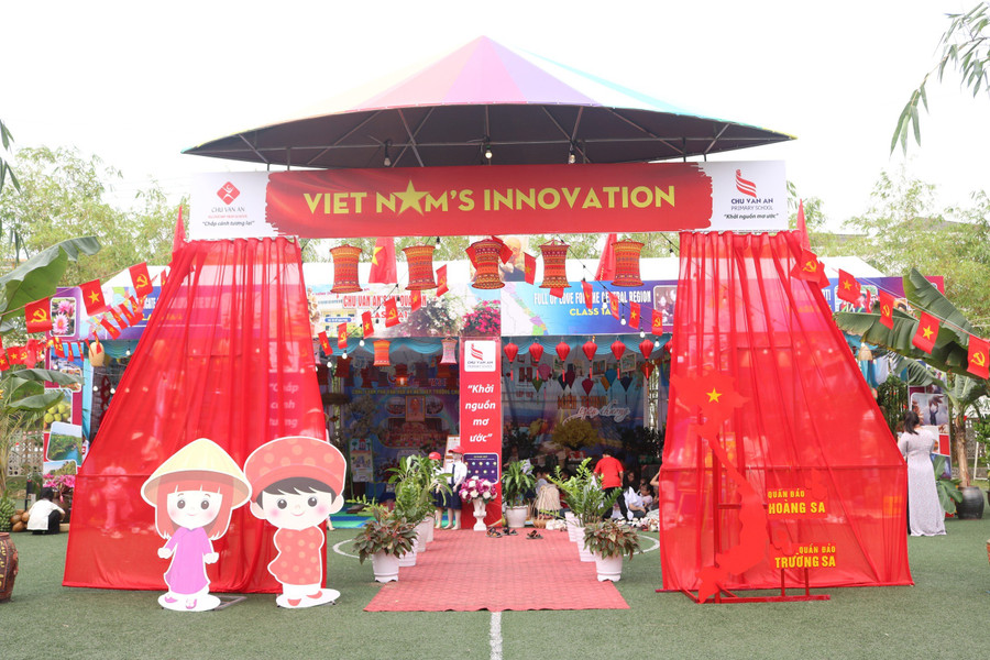 Hình ảnh về 6 châu lục được học sinh Trường Chu An tái hiện đặc sắc thông qua 7 khối trại. Mỗi gian trại được các lớp đầu tư công phu, mang đậm không gian văn hóa đặc trưng của nhiều quốc gia trên thế giới. Hình ảnh về 6 châu lục được học sinh Trường Chu An tái hiện đặc sắc thông qua 7 khối trại. Mỗi gian trại được các lớp đầu tư công phu, mang đậm không gian văn hóa đặc trưng của nhiều quốc gia trên thế giới.