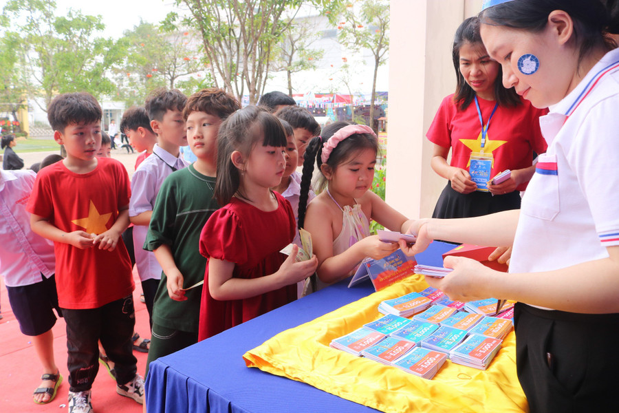 Hội chợ “Văn hóa và ẩm thực thế giới” chiều nay với hơn 150 mặt hàng đã sẵn sàng. Nhưng thay vì dùng tiền mặt, học sinh sẽ mua sản phẩm mình thích bằng phiếu mua hàng. Hội chợ “Văn hóa và ẩm thực thế giới” chiều nay với hơn 150 mặt hàng đã sẵn sàng. Nhưng thay vì dùng tiền mặt, học sinh sẽ mua sản phẩm mình thích bằng phiếu mua hàng.