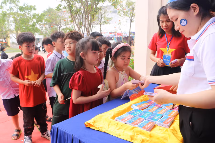 Hội chợ “Văn hóa và ẩm thực thế giới” chiều nay với hơn 150 mặt hàng đã sẵn sàng. Nhưng thay vì dùng tiền mặt, học sinh sẽ mua sản phẩm mình thích bằng phiếu mua hàng.