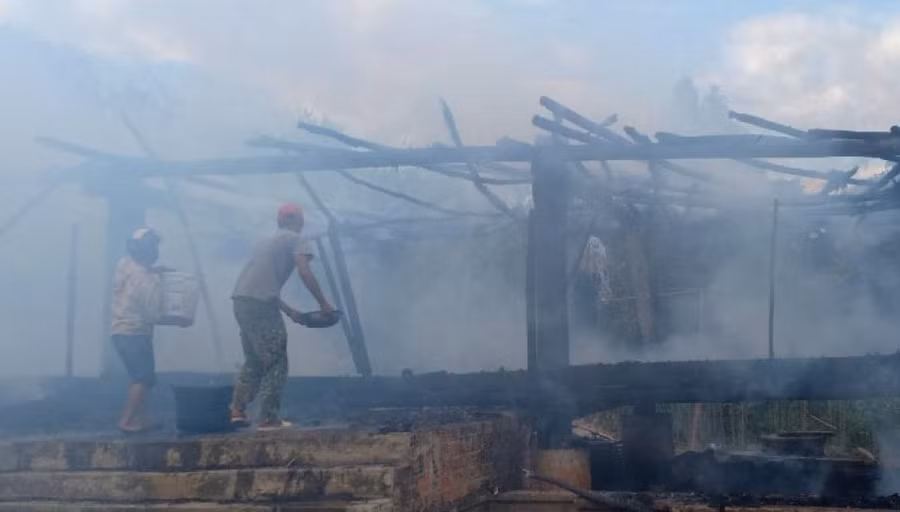 Nhà rông tại thôn Đắk Puih gần 1 tỷ đồng bị lửa thiêu rụi.