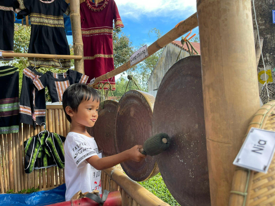 Trẻ mầm non đã biết và được làm quen với cồng chiêng ngay trong trường học. Trẻ mầm non đã biết và được làm quen với cồng chiêng ngay trong trường học.