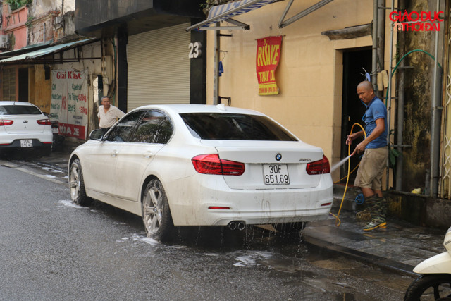 Giá rửa xe và hút bụi ôtô là 150 nghìn đồng, tăng khoảng 50 nghìn đồng so với ngày thường. Từ chiều 28 âm lịch, giá rửa xe đã tăng lên 200 nghìn đồng.