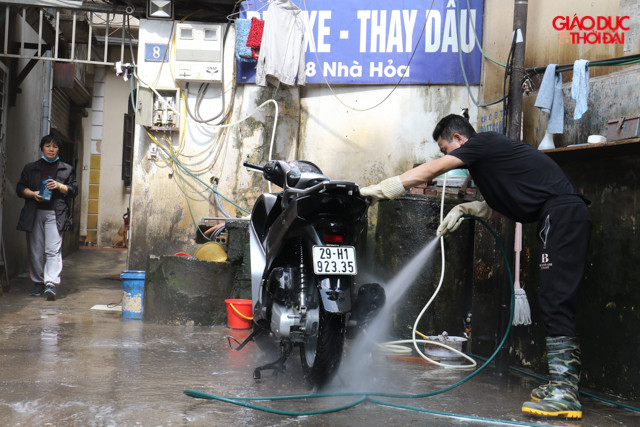 Phố Nhà Hỏa (Hoàn Kiếm, Hà Nội) được mệnh danh là "phố rửa xe" những ngày này tấp nập khách từ sáng đến tối.