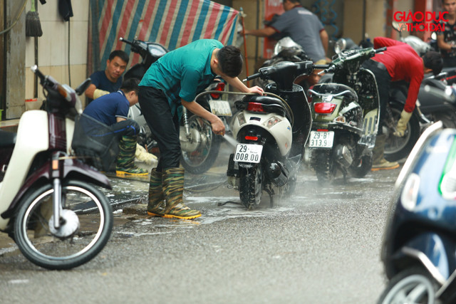 Tại Hà Nội, “Phố rửa xe” ở Hà Nội tấp nập khách từ sáng đến tối 29 Tết.