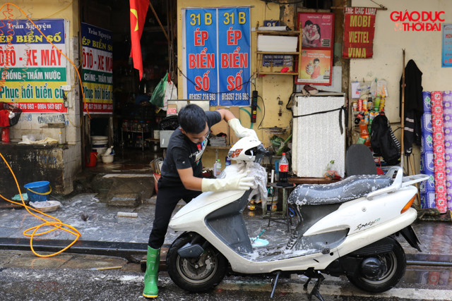 Các tiệm rửa xe phải hoạt động hết công suất mới phục vụ đáp ứng được nhu cầu của các "thượng đế".
