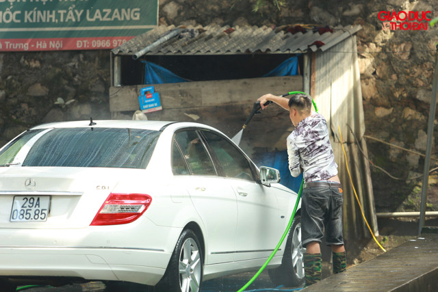 Tại một điểm rửa xe ô tô trên đường Trần Khánh Dư, cả cửa hàng có 8 thợ đều phải tất bật từ sáng sớm. Tại đây giá rửa xe và dọn nội thất ngày thường là 70k/ xe thì ba ngày nay đã lên 120k/ xe.