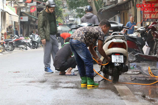 Có hơn chục hàng rửa xe nhưng hàng nào cũng đông khách, do cận Tết, nhu cầu rửa xe của người dân tăng đột biến.
