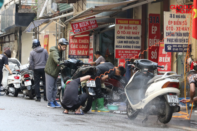 Nguyên nhân giá rửa xe tăng cao là do lượng ôtô đến rửa quá đông. Thợ rửa xe hoạt động hết công suất từ 8-19h, với khoảng 50 chiếc mỗi ngày. Giá nhân công ngày tết cũng cao hơn bình thường.
